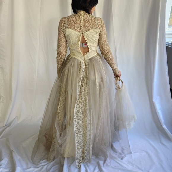 60s‎ Taupe Lace Wedding Dress - Picture 4 of 10